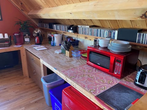 Kitchenette - Microwave, Toaster, Plates, Knives & Silverware & Tupperware