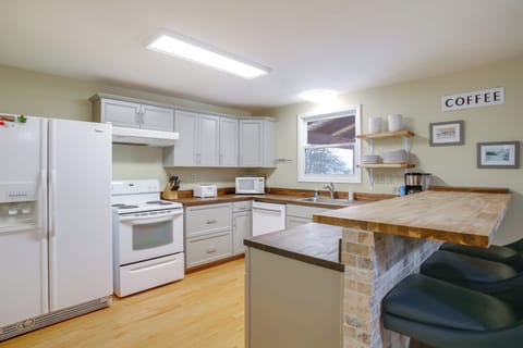 Kitchen & Breakfast Bar | Main Level