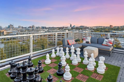 Elevate your Nashville getaway on this luxurious rooftop with stunning city views! Enjoy oversized chess and soak in the skyline, perfect for large groups or bachelorette parties. Experience Music City in style!
