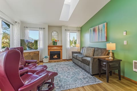 So Bright and Cheery!  Living room with ample seating and luxury queen sofa bed.