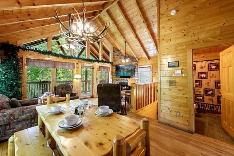 A perfect place to unwind with family or friends after a day spent hiking, shopping, dining, or out at Dollywood. All within a short drive of this spacious, wooded cabin.