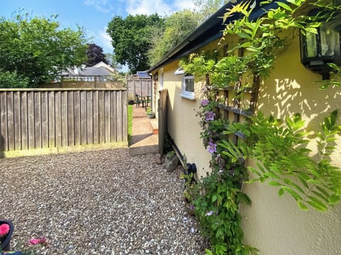 Charming holiday cottage with lovely sitting out area | Robin&rsquo;s Nest, Newton Poppleford, near Sidmouth