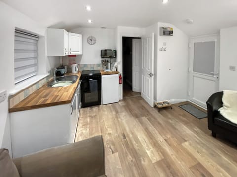 Modest yet well equipped kitchen | Robin&rsquo;s Nest, Newton Poppleford, near Sidmouth