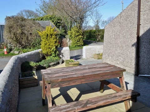 Sitting-out-area | Tanpencefn Mawr, Brynsiencyn