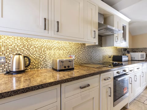Well-equipped fitted kitchen | Tommy&rsquo;s Cottage, Keswick