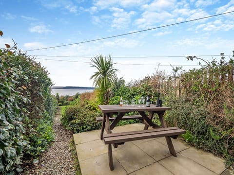 Sitting-out-area | 10 The Apostles - Apostle Cottages, Lochranza