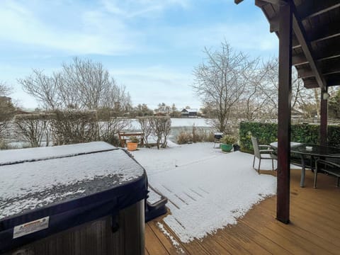 Hot tub | Bittern Lodge - Tattershall Retreats, Horncastle