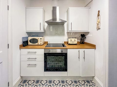 Kitchen | Ocean Breeze - Seashore Apartments, Paignton