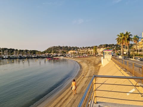 Well-located  apartment, just a 4-minute walk from the , beaches, and marina Apartment in Cavalaire-sur-Mer