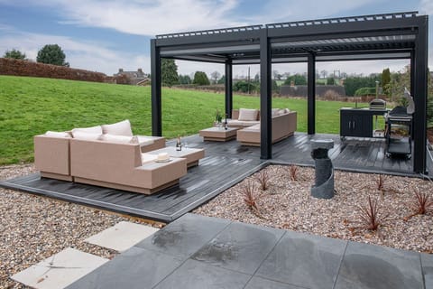 The outdoor entertaining area at The Tractor Shed, Worcestershire