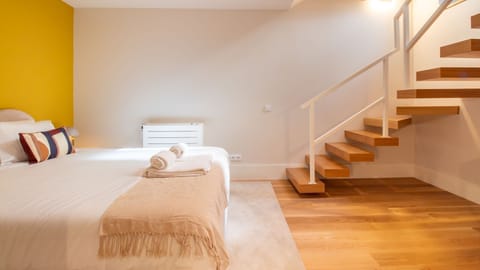Sub floor bedroom with direct access to modern floating staircase.
#ModernInterior #PortoRental #CreativePorto #DuplexApartment