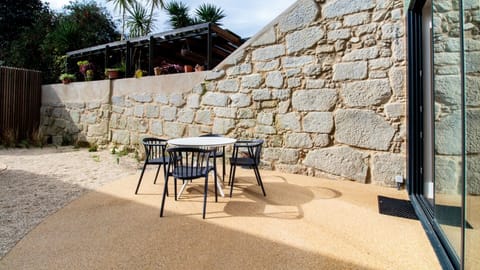 Outdoor sitting area perfect for morning coffees or casual evening chats, set against charming Porto stone walls.
#AlFrescoLiving #PortoStay #DesignApartment #OutdoorVibes