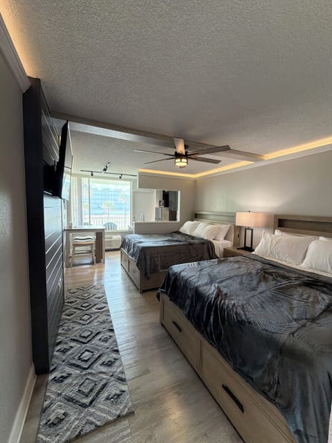 2 queen size bed and full kitchen