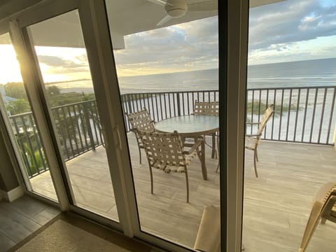 Outdoor dining on the lanai