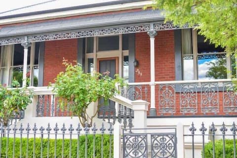 Large front verandah facing Charles St