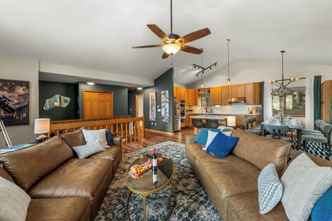 🛋️🍽️ Gather in the airy great room—comfy seating, a chef-ready kitchen 👩‍🍳, and a big dining table for family meals, game nights, and easy vacation living ✨
