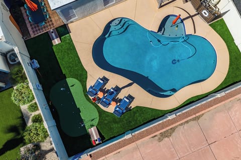 Heated Saltwater Pool and space for everyone. 