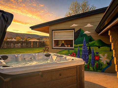 Stay Casper+ Hot Tub+ Mural