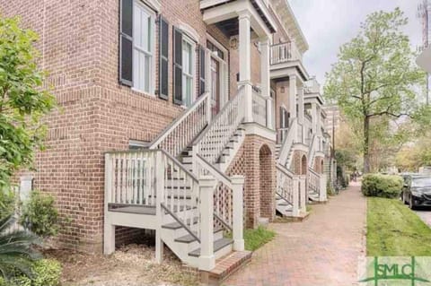 Southern charm with a splash of modern decor House in Savannah