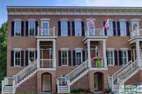 Southern charm with a splash of modern decor House in Savannah