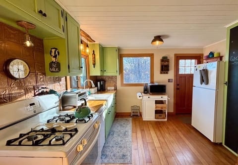 gas range, dishwasher, fridge, microwave, Keurig,