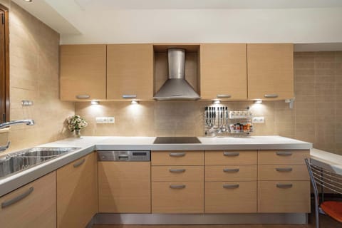 Spacious Kitchen Perfect for Preparing Family Meals