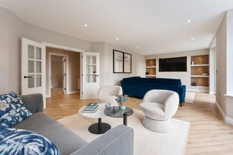 Contemporary lounge – perfect for gatherings