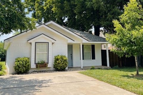 Front of house including driveway
