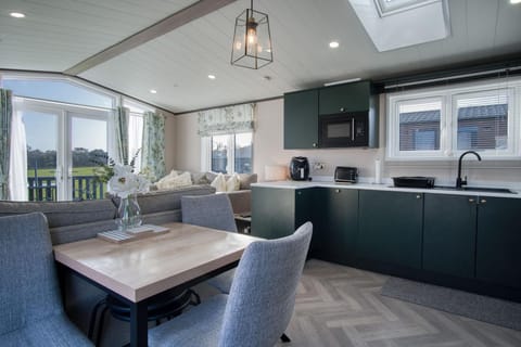 Bumblebee - 2 Bedroom Lodge - Manorbier (27479)