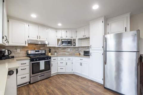 Welcome to this beautiful bright kitchen!