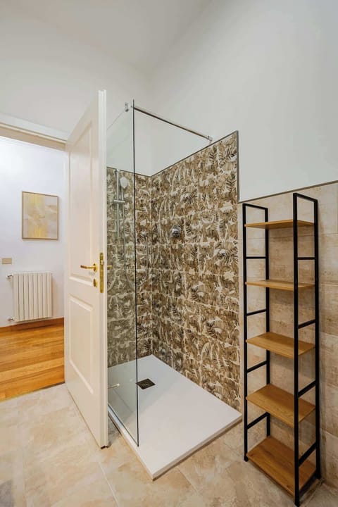 Comoda doccia completamente rinnovata