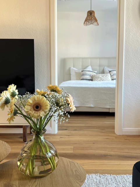 Blick vom Wohnzimmer ins Schlafzimmer