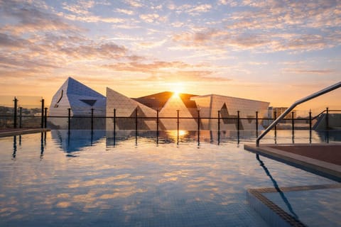 Morning laps or evening cocktails by the water? Define your stay with exclusive access to our sleek rooftop pool deck.