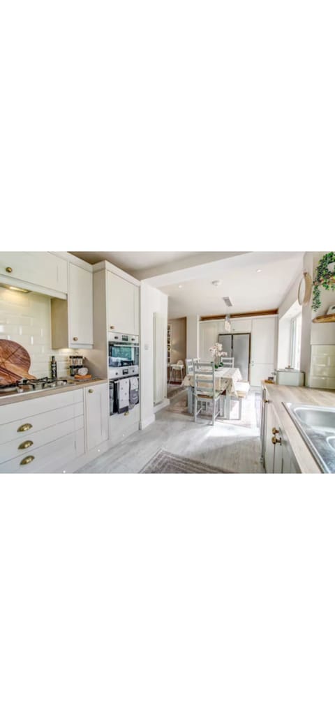 light and bright fully equipped new kitchenn