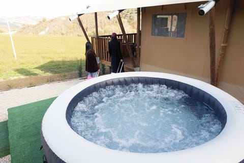 Outdoor spa tub
