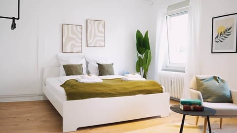 Gemütliches Doppelbett mit Bettwäsche – perfekt für erholsame Nächte.