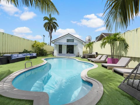 Large swimming pool, 10-guest spa, and plenty of room to tan