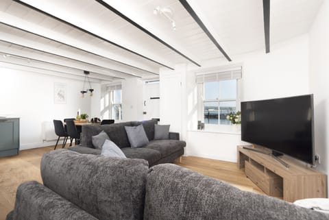 Open plan living, dining and kitchen for relaxed family living  - Harbour Watch Cottage