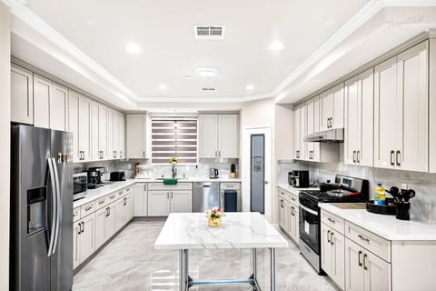 This kitchen is made for easy meals and good vibes #travelSGV