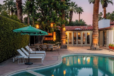 Poll, spa, tennis /pickleball court, fire pit - everything to stay and play!