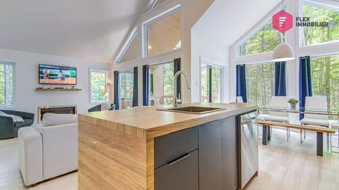"Chalet magnifique et accueillant. A l’arrivée on est plongé dans les grandes fenêtres et la vue du boisé est charmante. Super propre et tout le nécessaire pour cuisiner. Les chambres sont belles et que dire des lits! (...)" Florence (St-Constant)