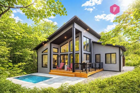 "Le chalet est très bien placé. Très intime et c'était agréable d'avoir accès aux pistes de randonnée à 2 pas du logement. Bien sûr, le spa creusé était une expérience hors de l'ordinaire!" Julie (Québec)