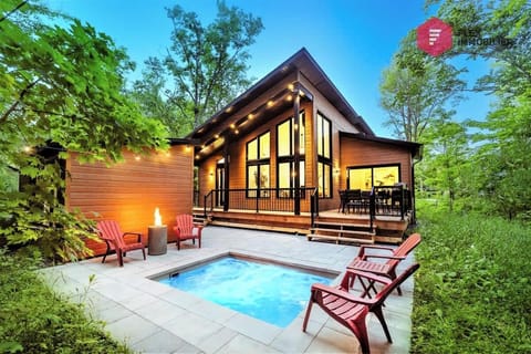 "A beautiful, quaint, and modern cottage surrounded by forest in Québec! It was a very peaceful and relaxing place to spend time and relax. Loved the large windows through which natural light would pour in every morning." Shahid (Pickering, Ontario)