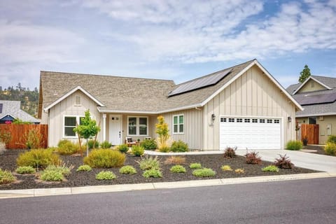 New build home just a 10 min stroll to Murphys downtown