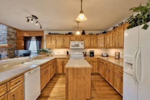 Cook big breakfast and late night snacks with ease.