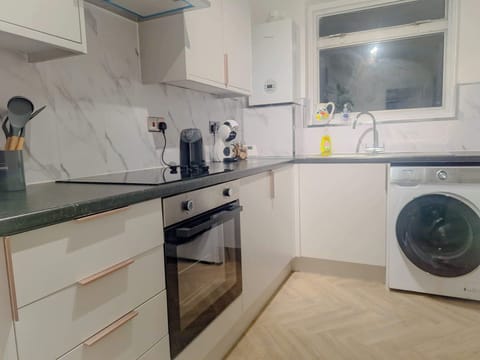 Fully equipped modern kitchen with oven, hob, fridge freezer and washing machine for longer stays.