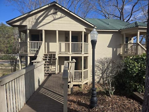Upper-level middle unit, 7-8 stairs up to unit