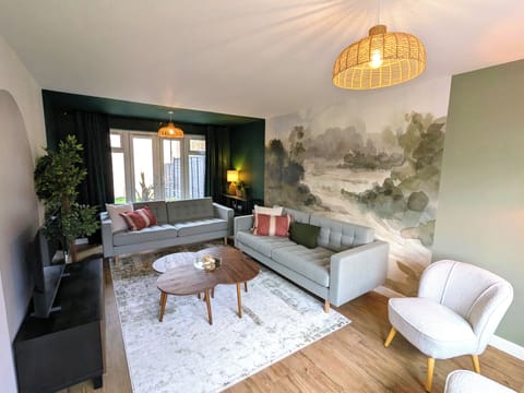 Lounge - Spacious and comfortable lounge, perfect for relaxing together