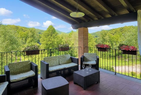 Beautifully renovated detached barn, private infinity pool. Walk to restaurant. Villa in Emilia-Romagna