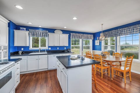 Large island with bar seating—perfect for the kids to help make meals and stay part of the fun